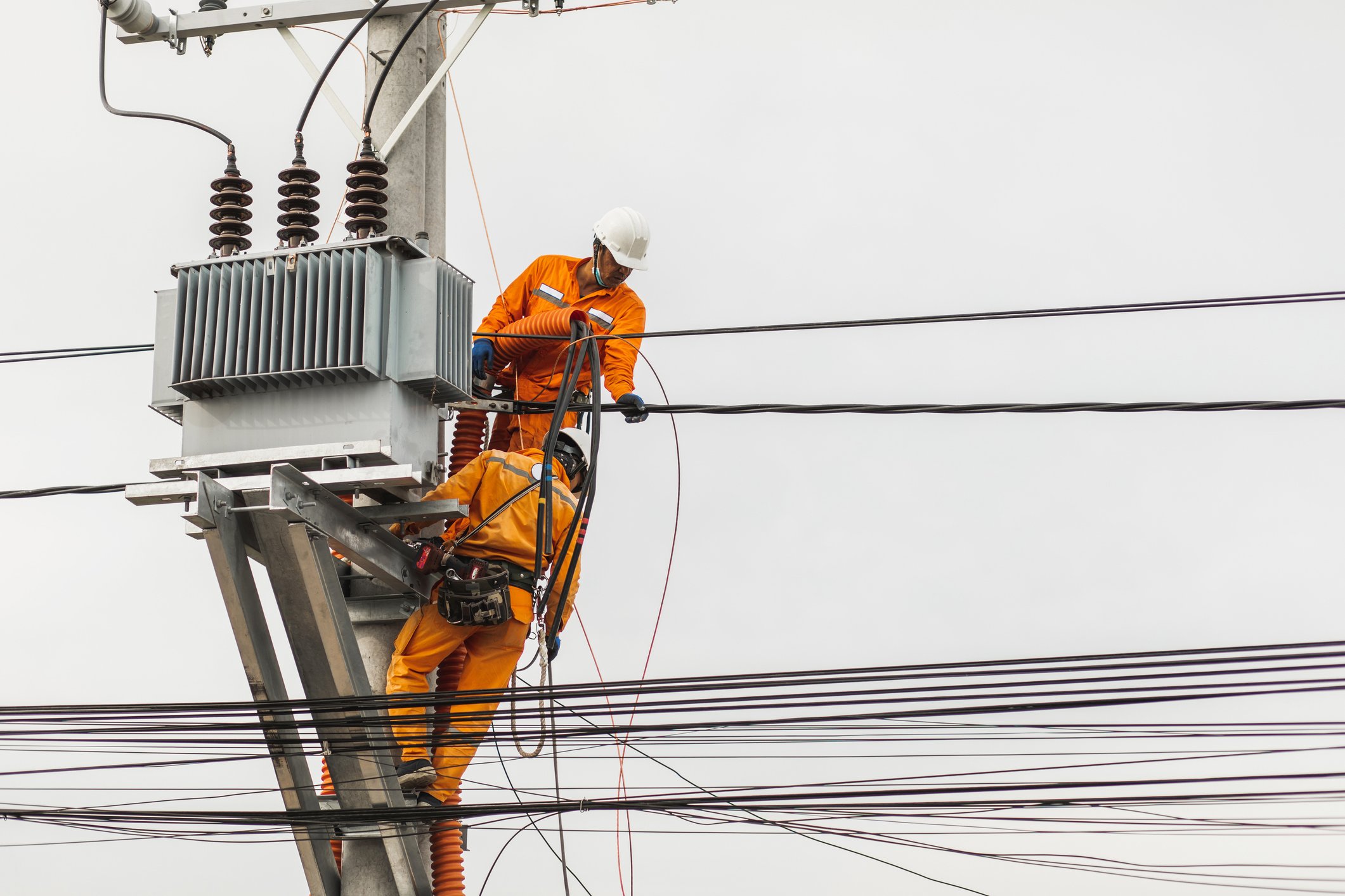 Aging US Grid Risks Digital Dominance as Data Center Demand Surges