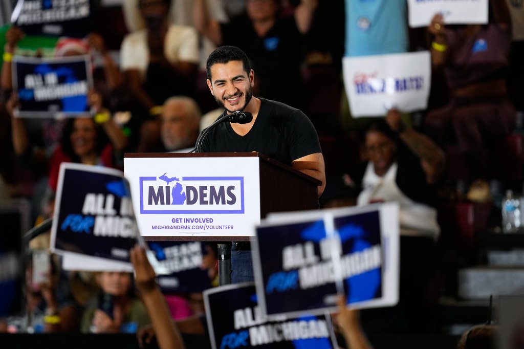 Democratic Establishment Faces Socialist Surge Without a Defining Counter