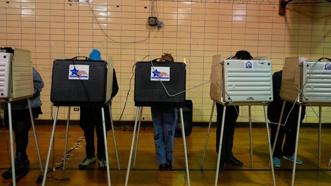 Democrats Surge to 11-Point Lead in Generic Ballot as Midterms Heat Up