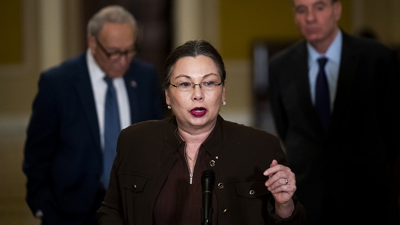 Duckworth Urges FAA to Block Trump's Proposed Triumphal Arch Near Lincoln Memorial