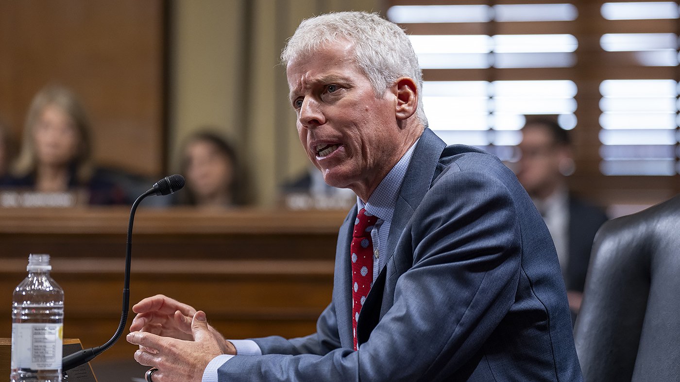 Energy Secretary Warns of Gas Price Peak Within Weeks, Cites Hormuz Blockade