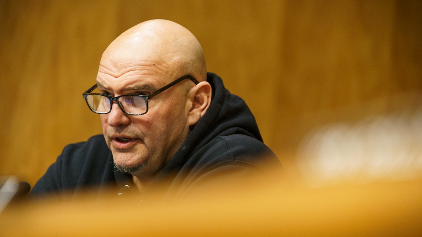 Fetterman, Coons Break Ranks to Advance Trump's Fed Chair Pick Warsh