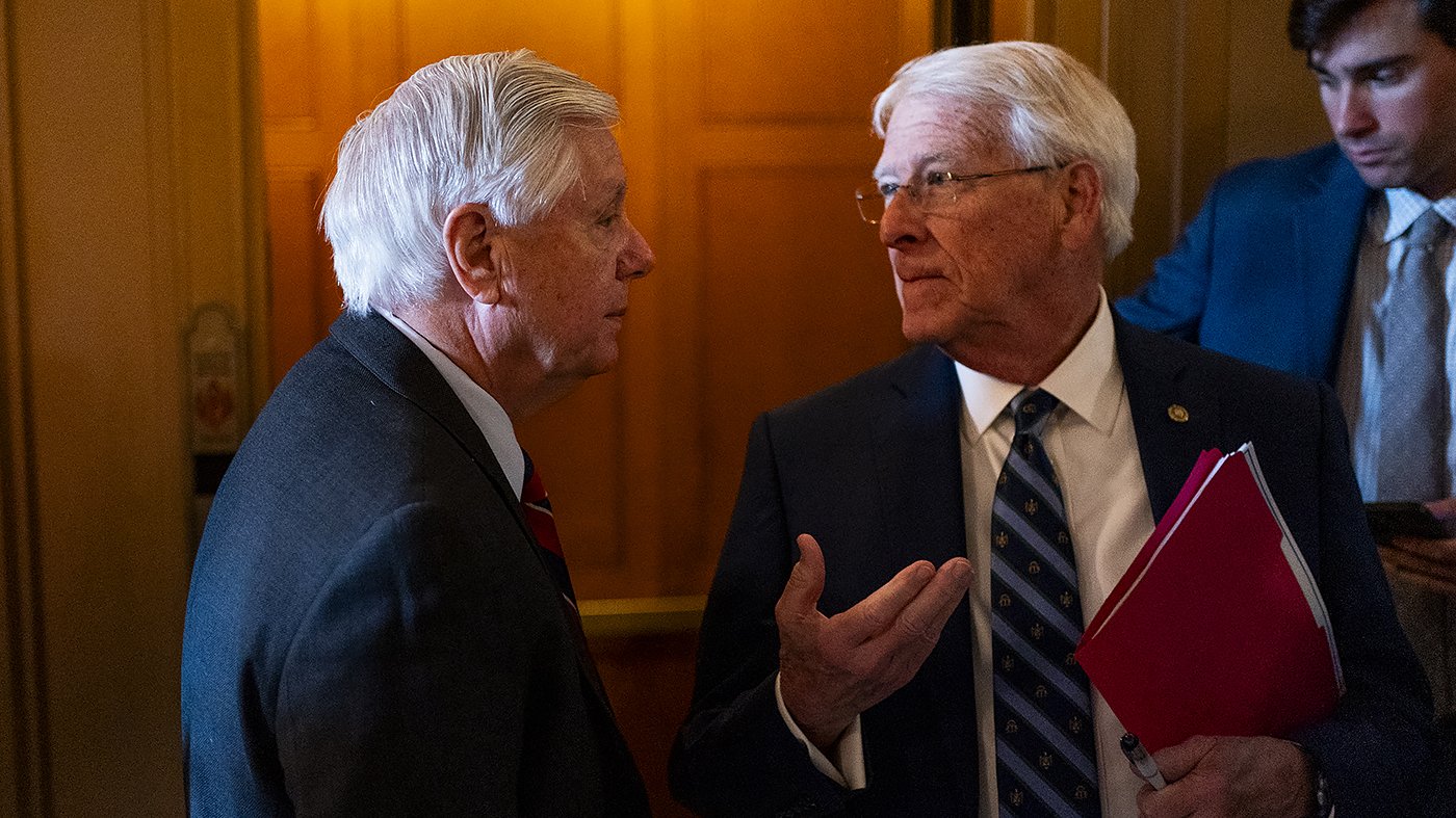 GOP Hawks Push Trump to Scrap Iran Deal as Ceasefire Nears