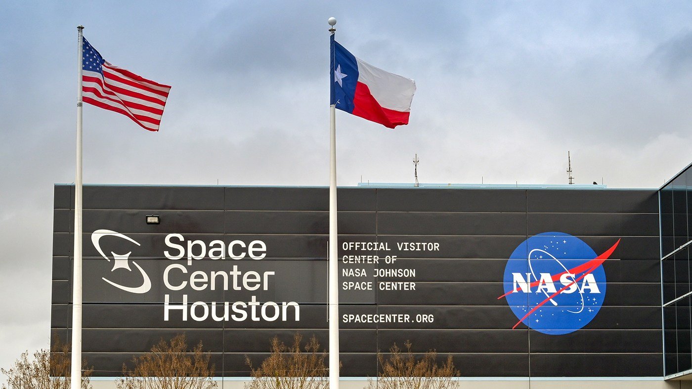 GOP rift over NASA bill threatens Trump's moon base deadline