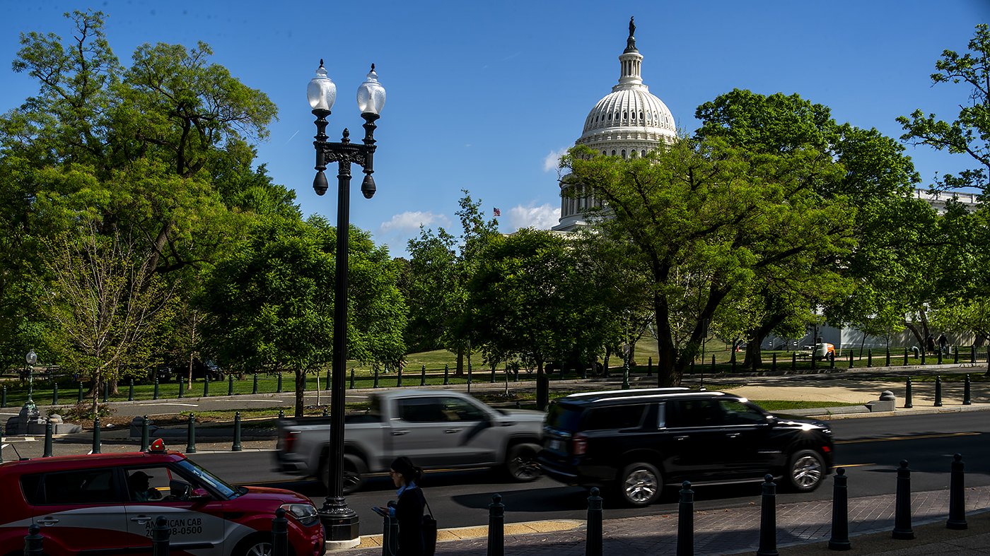 House Delays Iran War Powers Vote Amid GOP Attendance Maneuvers
