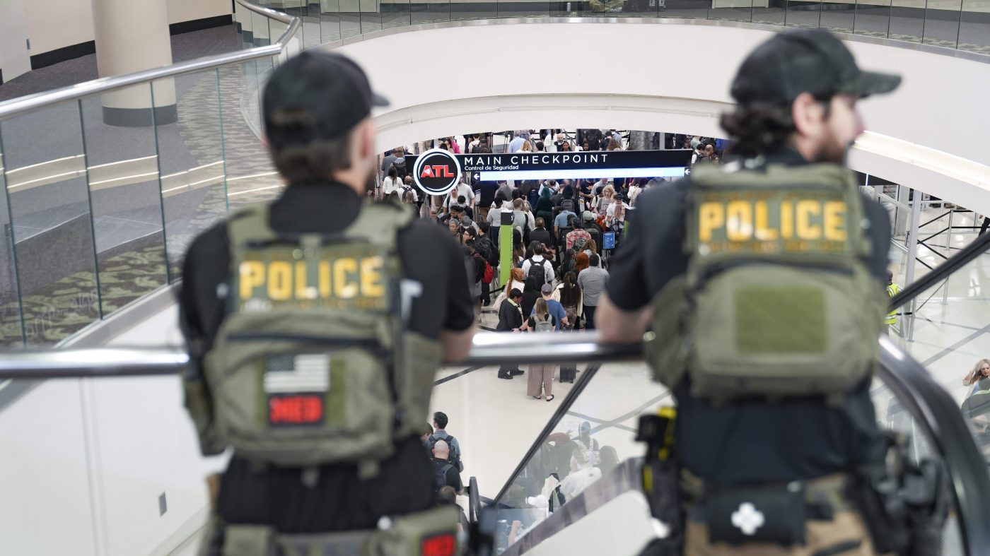 ICE Officers Deployed to 14 US Airports Amid DHS Shutdown, White House Confirms