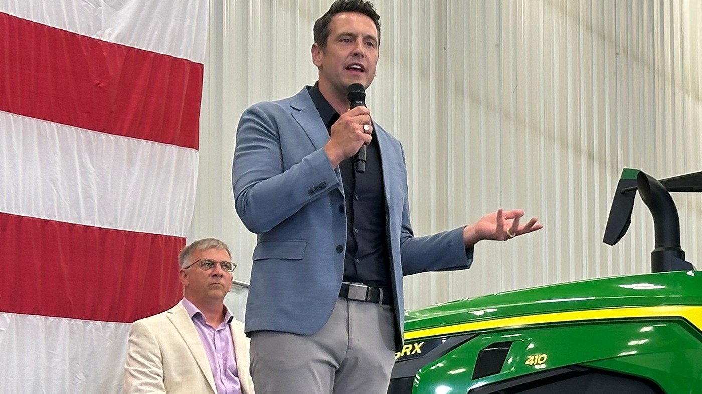 Iowa GOP walks tightrope over Trump as midterms tighten