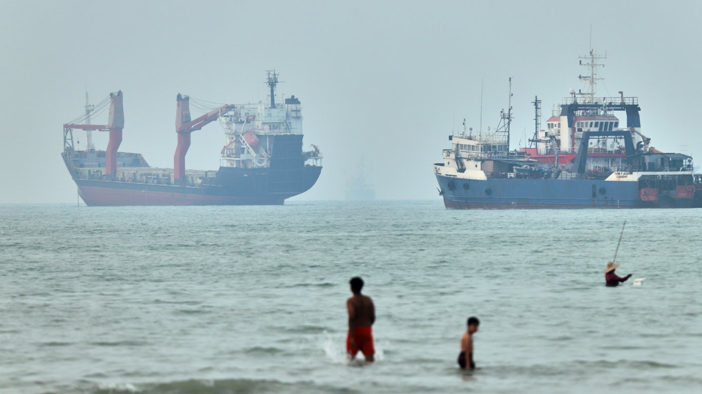 Iran Oil Waiver Critics Ignore Strait of Hormuz Reality