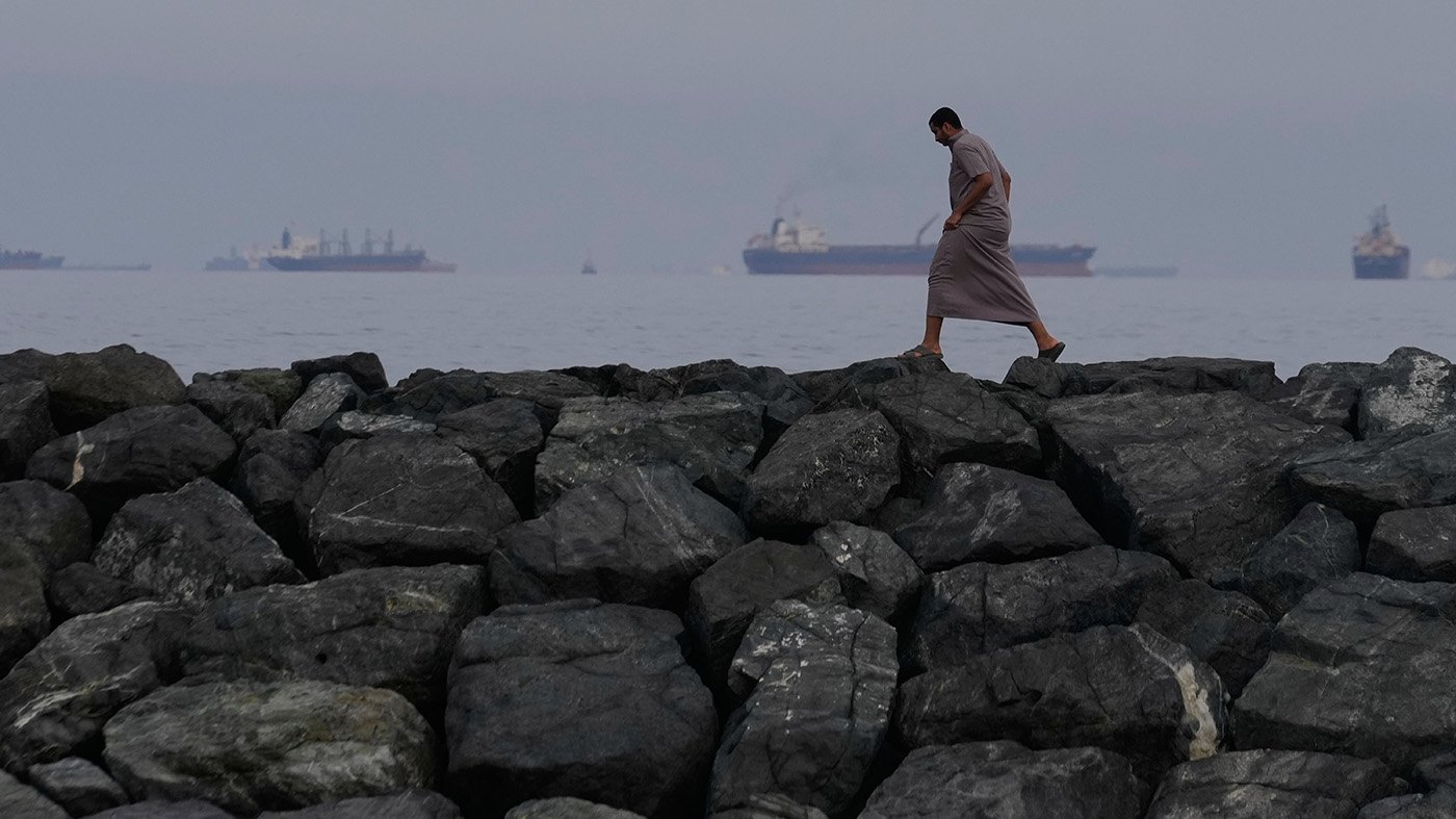 Iran's Hormuz Blockade Drives Mideast Nations to Seek New Oil Routes