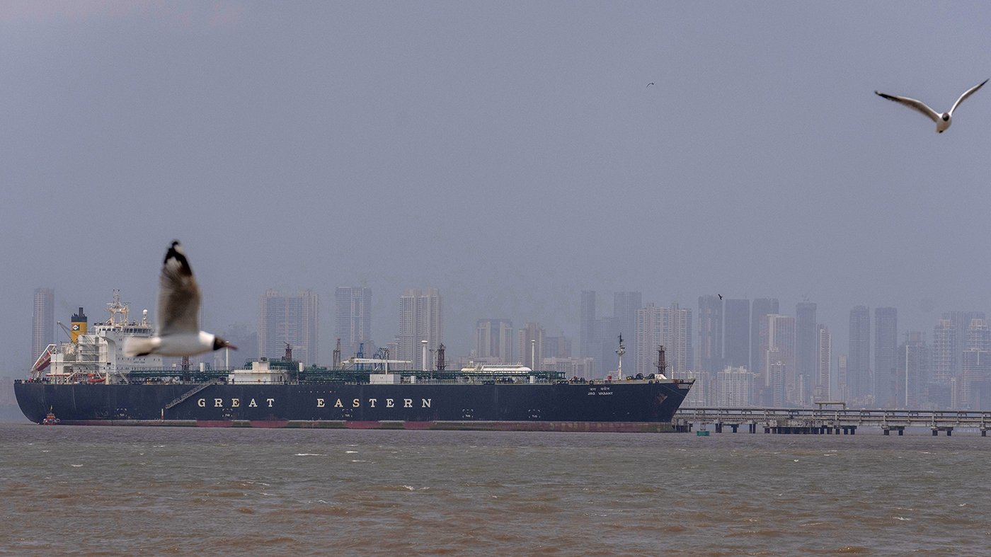 Iran Threatens Hormuz Closure, Contradicting Trump's 'Open for Business' Declaration