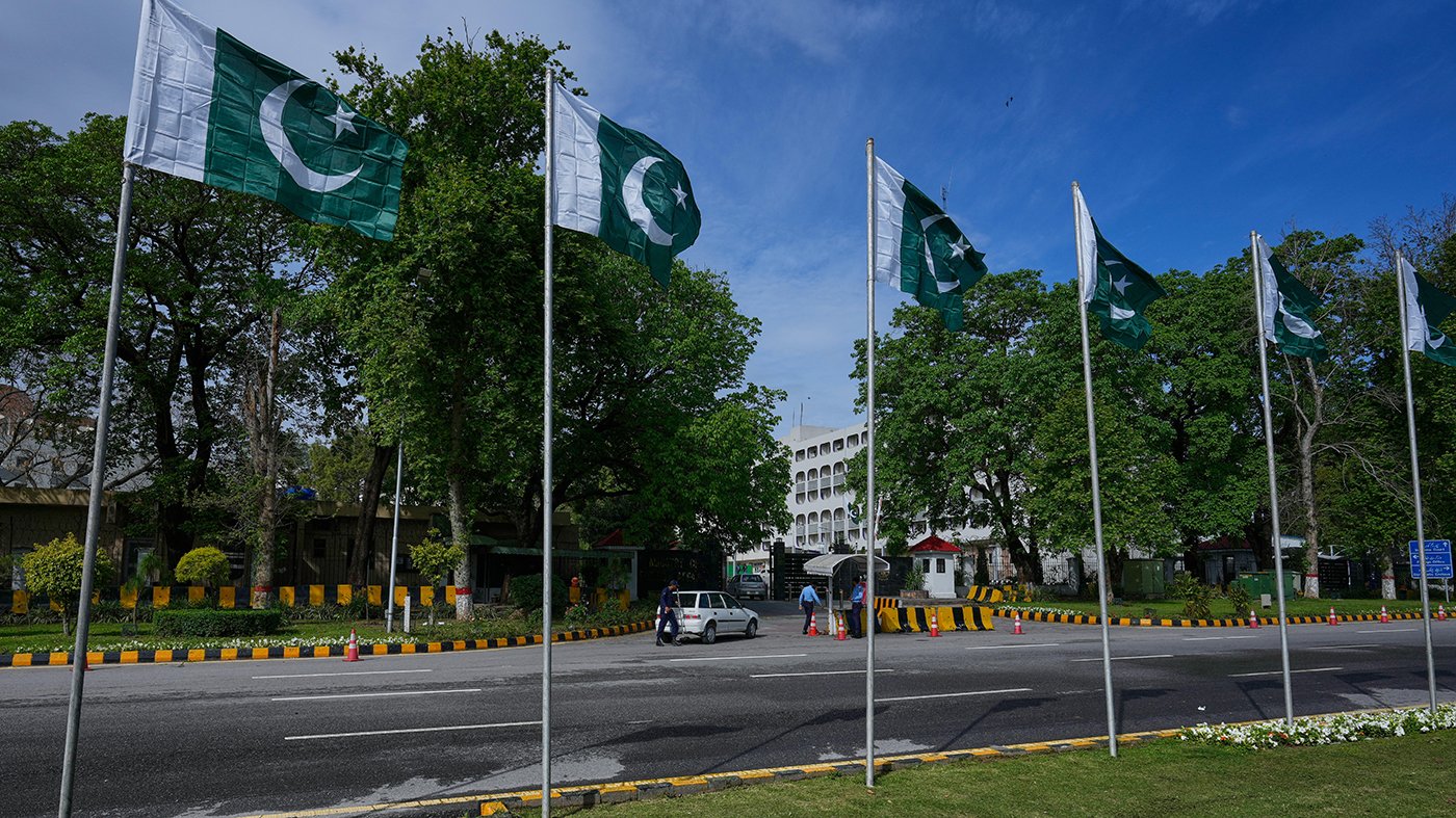 Iranian Envoys Land in Islamabad for Fragile US Ceasefire Negotiations