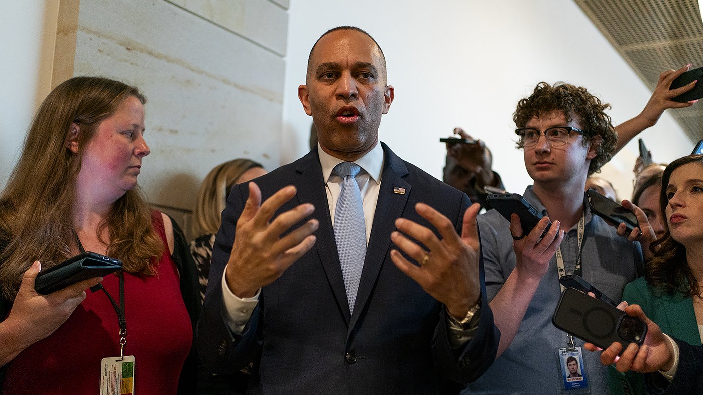 Jeffries Accuses Johnson of Prolonging DHS Shutdown to Appease Conservative Base