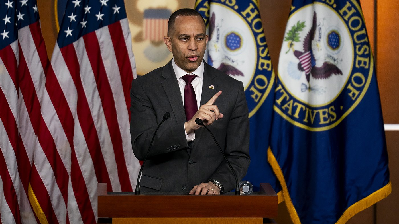 Jeffries Condemns Trump's Airport ICE Deployment as 'Dangerous' Amid Shutdown