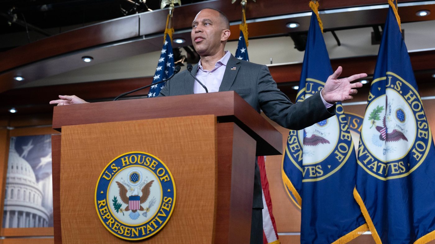 Jeffries Leads House Democrats in Midterm Pitch as War Powers Vote Passes
