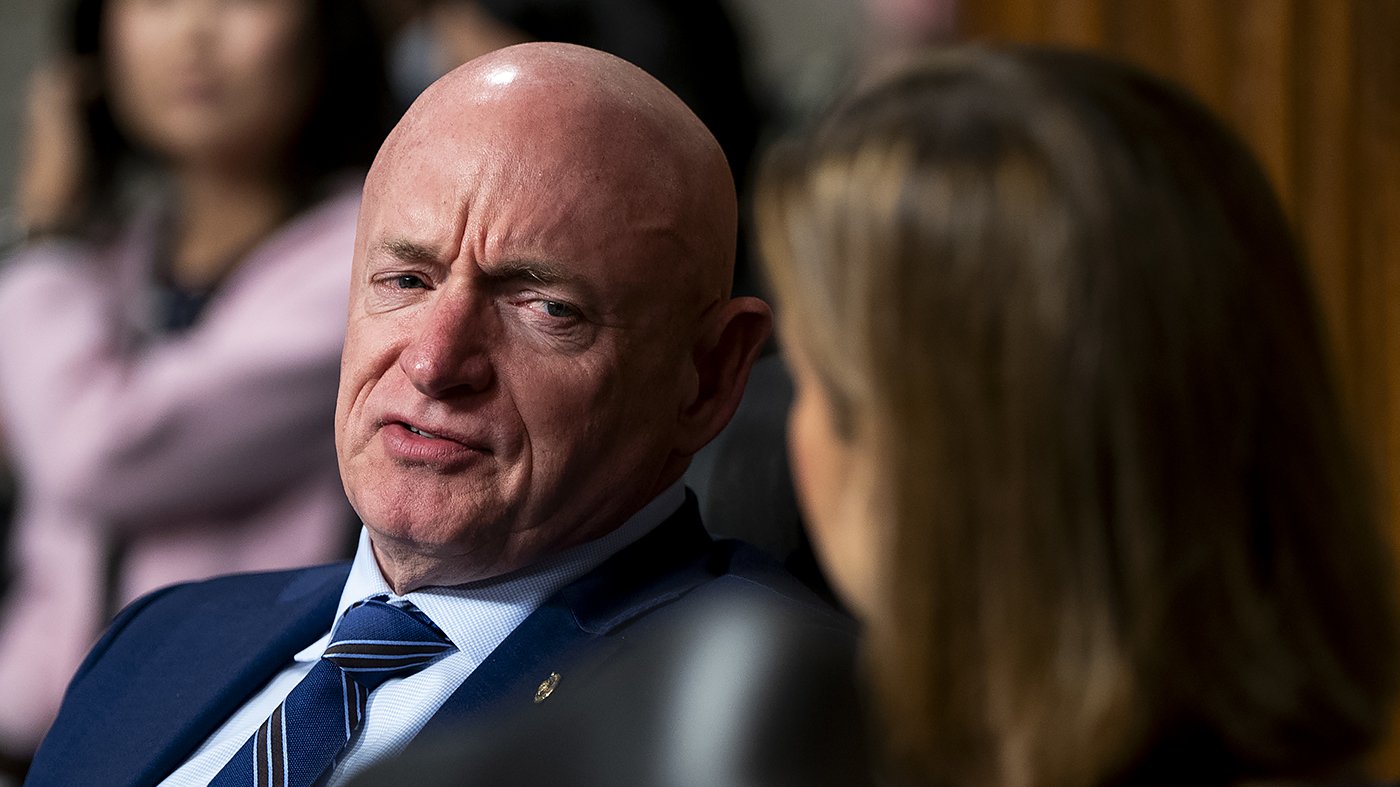 Kelly's Midterm Blitz Stirs 2028 Talk as Democrats Eye Ossoff Alliance