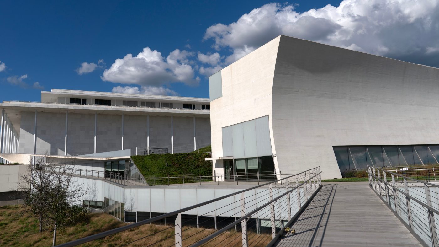 Kennedy Center Board Weighs Emergency Closure Amid Trump Name Dispute