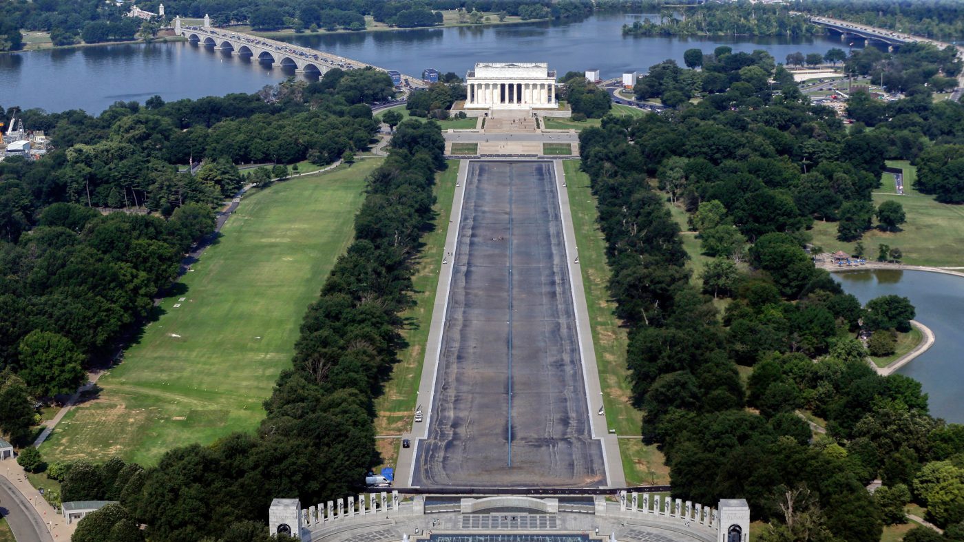 Lincoln Memorial Pool Liner Fades to Gray After $14.6M Renovation, Algae Bloom, and Vandalism Claims