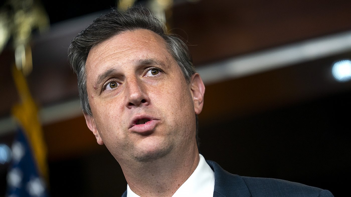 Magaziner Slams Mullin on ICE Shootings: 'You're Back on the Front Page'