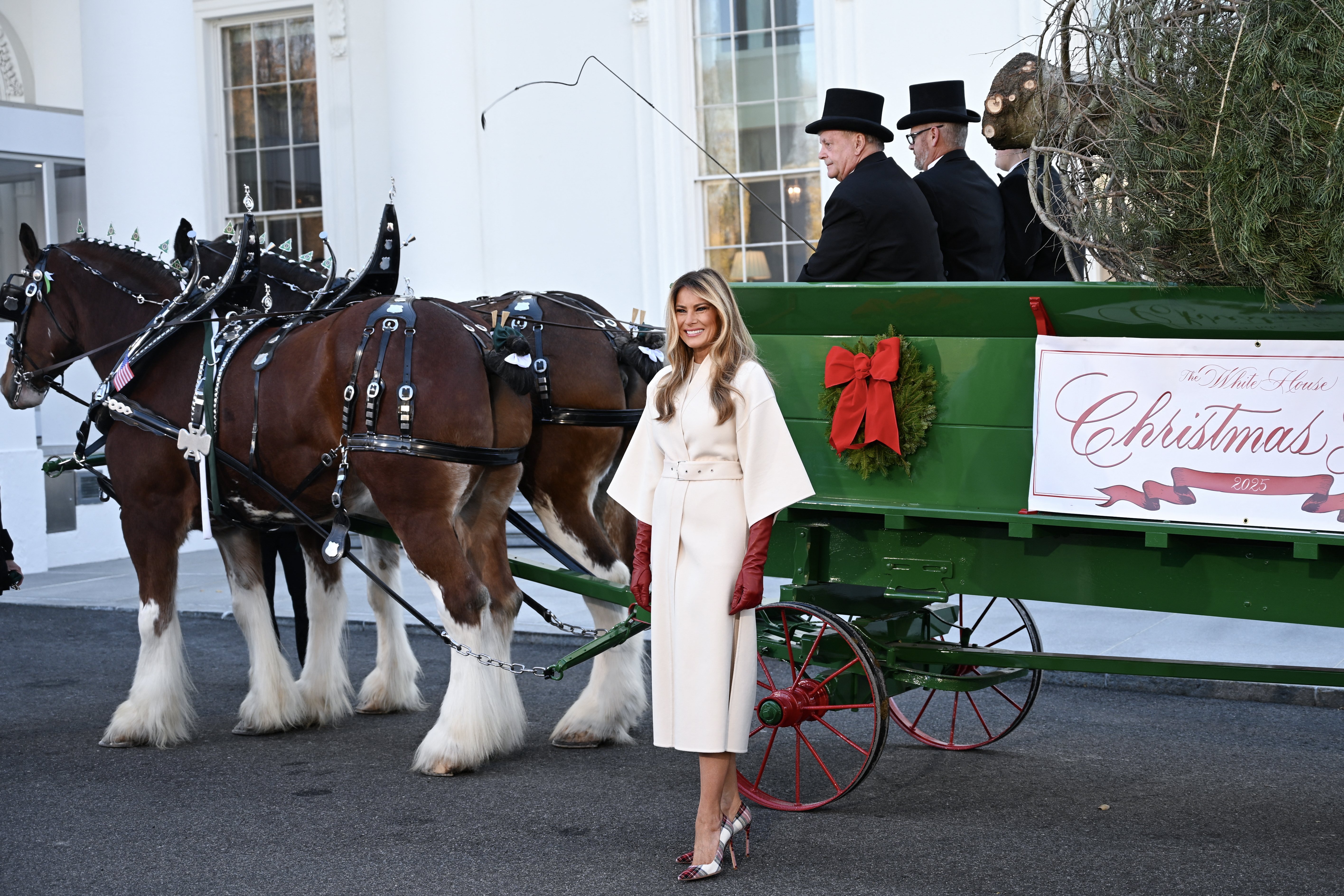 Melania Trump Opens White House Holiday Volunteer Applications for 2020 Season