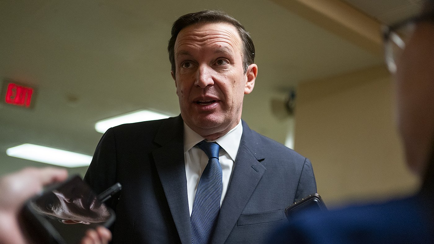 Murphy Alleges $1.5 Billion Oil Futures Trade Preceded Trump's Iran Announcement