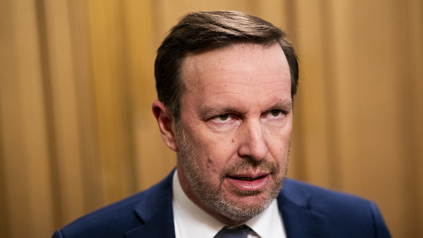 Murphy Sidesteps Leadership Ambition Questions as Schumer Faces Internal Challenge