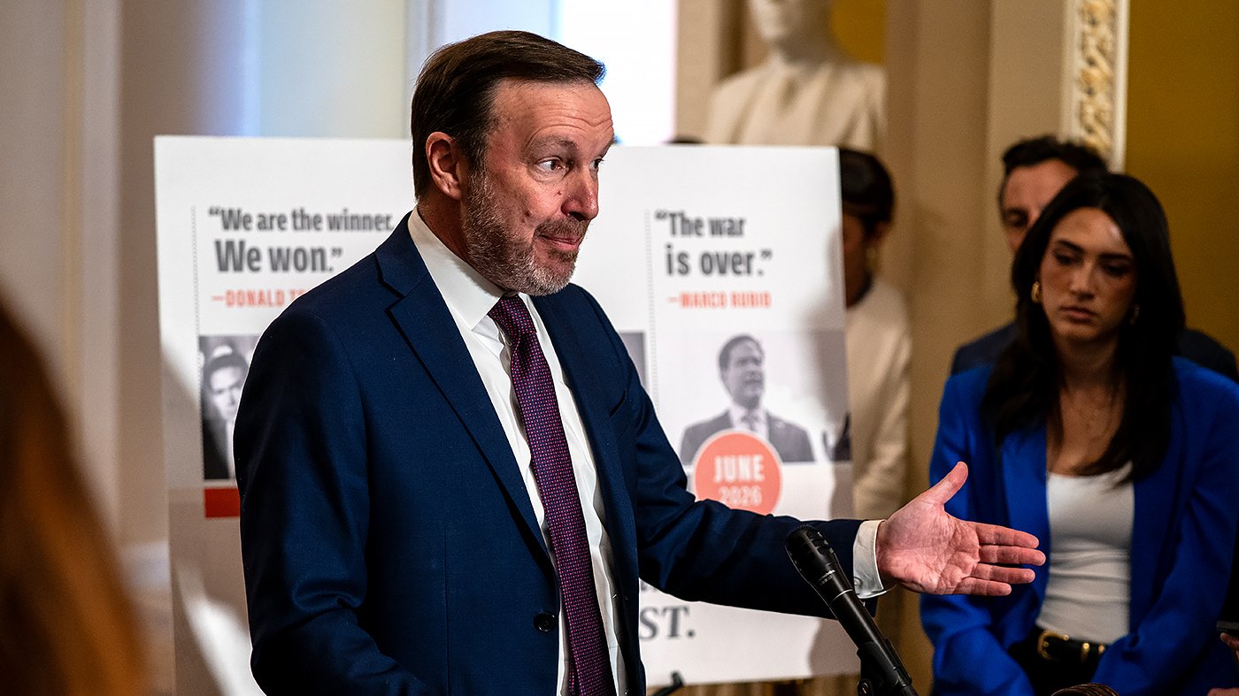 Murphy: Trump, Not Leftist Candidates, Is the Real Danger to US Democracy
