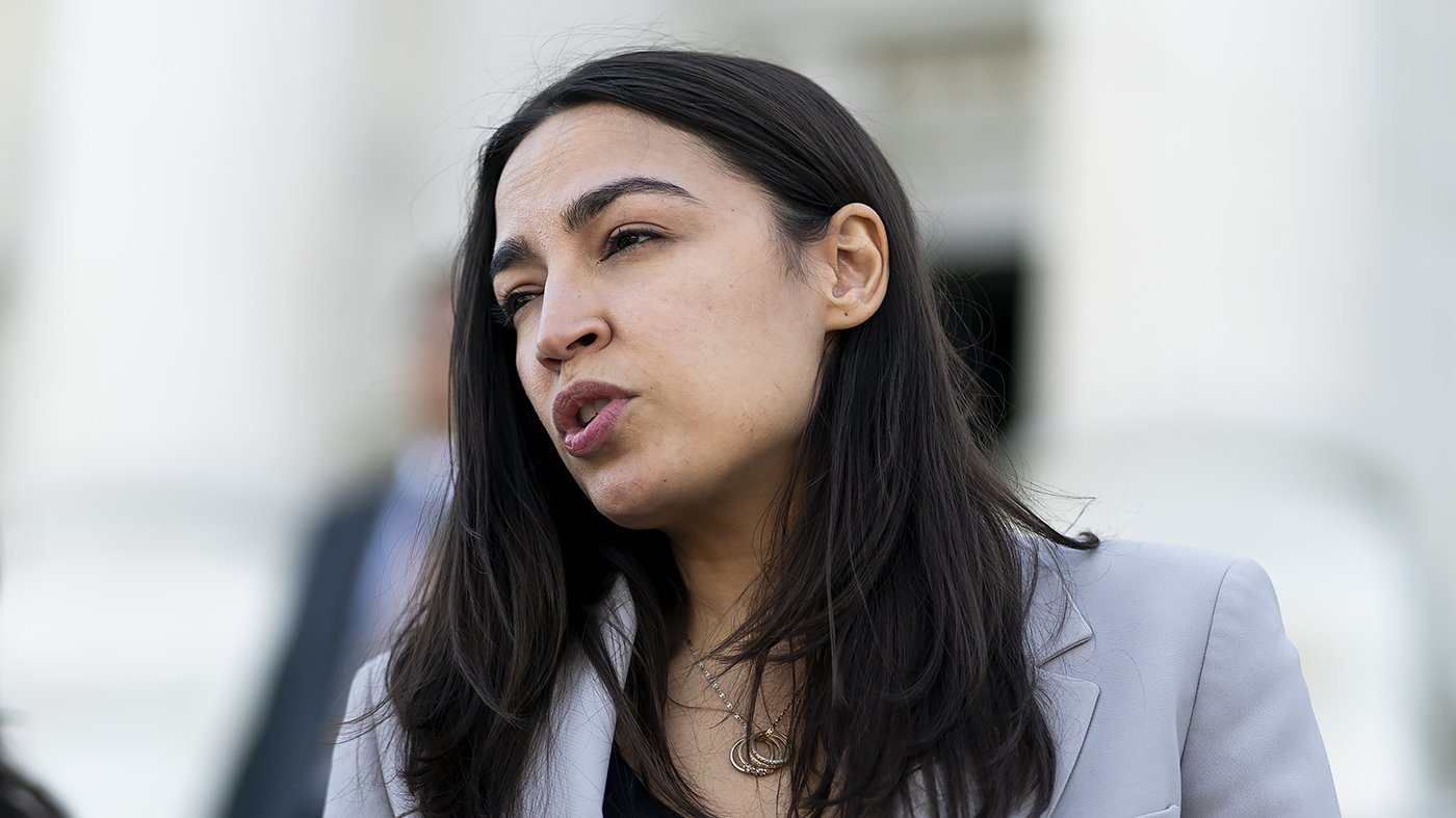 Ocasio-Cortez Blasts Trump Over Lincoln Memorial Pool Algae Crisis