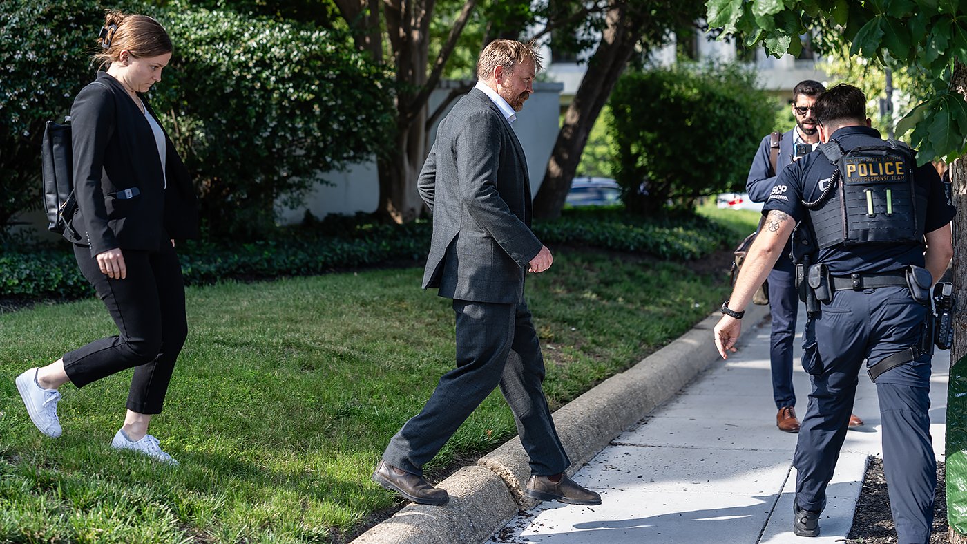 Platner's Sexting Scandal Overshadows D.C. Meeting with Senate Democrats