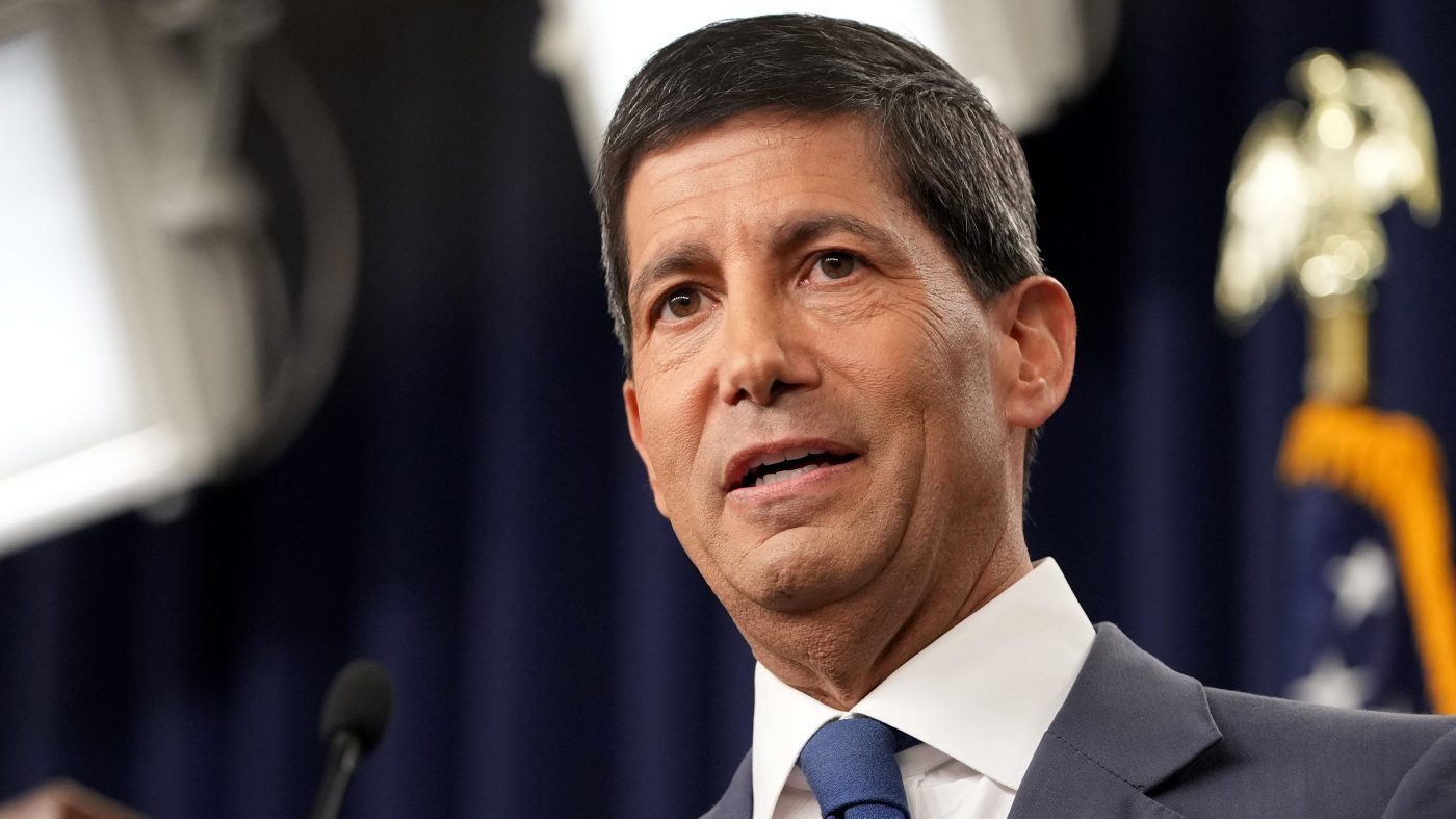 Senate Democrats demand Warsh release Trump communications