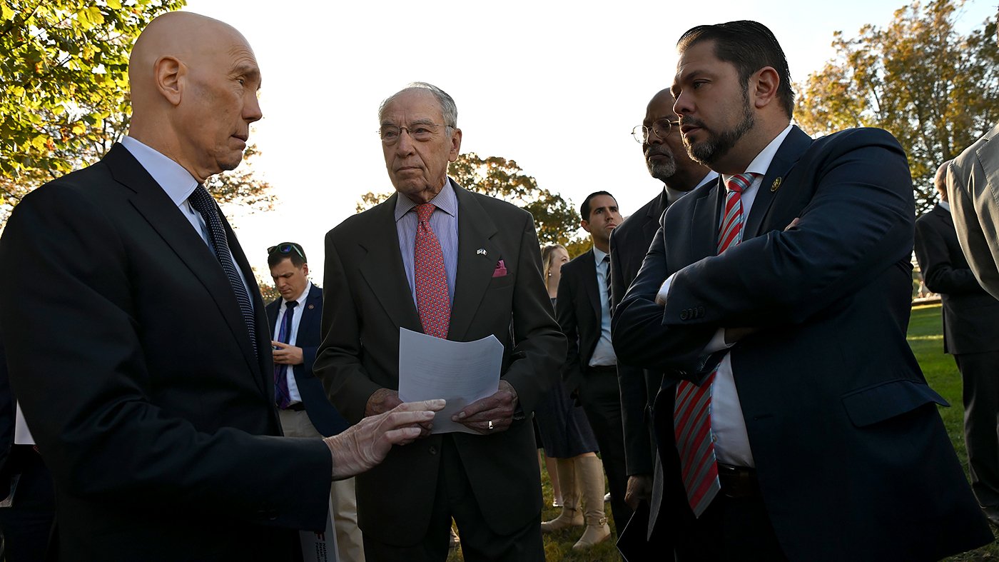 Senators Bipartisan Bill Targets Trump's Eased Russia Oil Sanctions