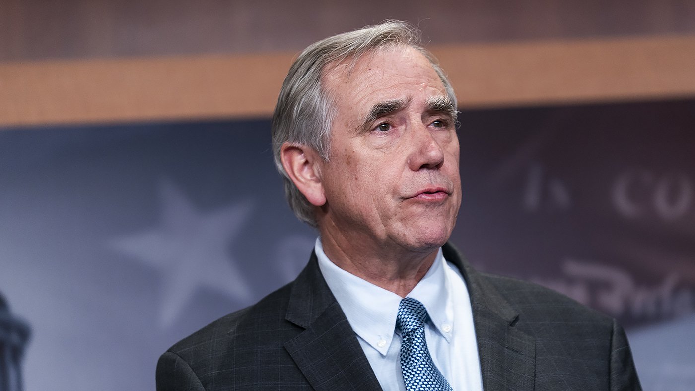 Six GOP Senators Break Ranks to Block Trump's White House Ballroom Plan