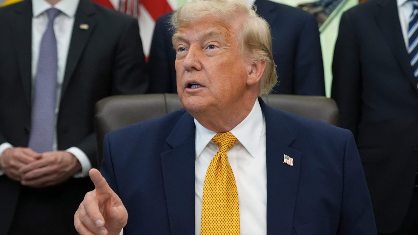 Trump Defends Iran Sanctions Relief as Humanitarian Move, Warns Strait of Hormuz Blockade Could Resume