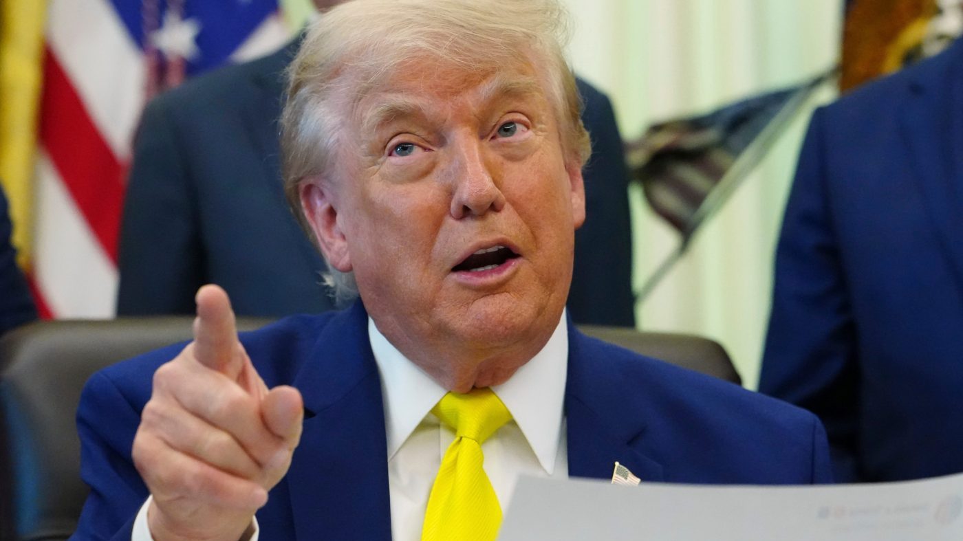 Trump Defends Jobs Data as Markets Slide on Inflation Fears