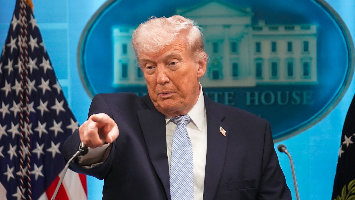 Trump Dismisses War Crime Concerns Over Threatened Strikes on Iranian Civilian Infrastructure