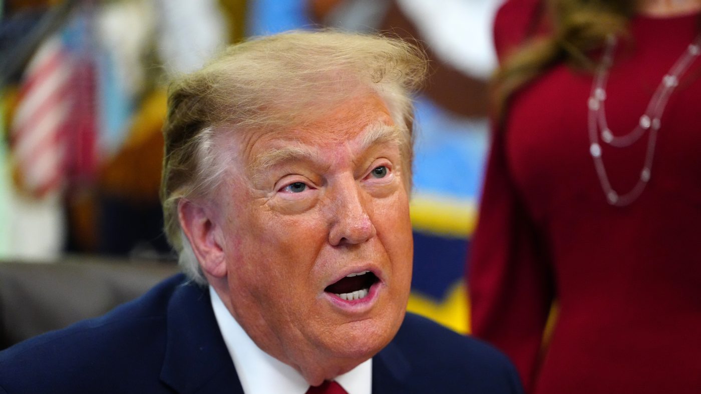 Trump Downplays Russian Plague Death as Bioweapon Concern