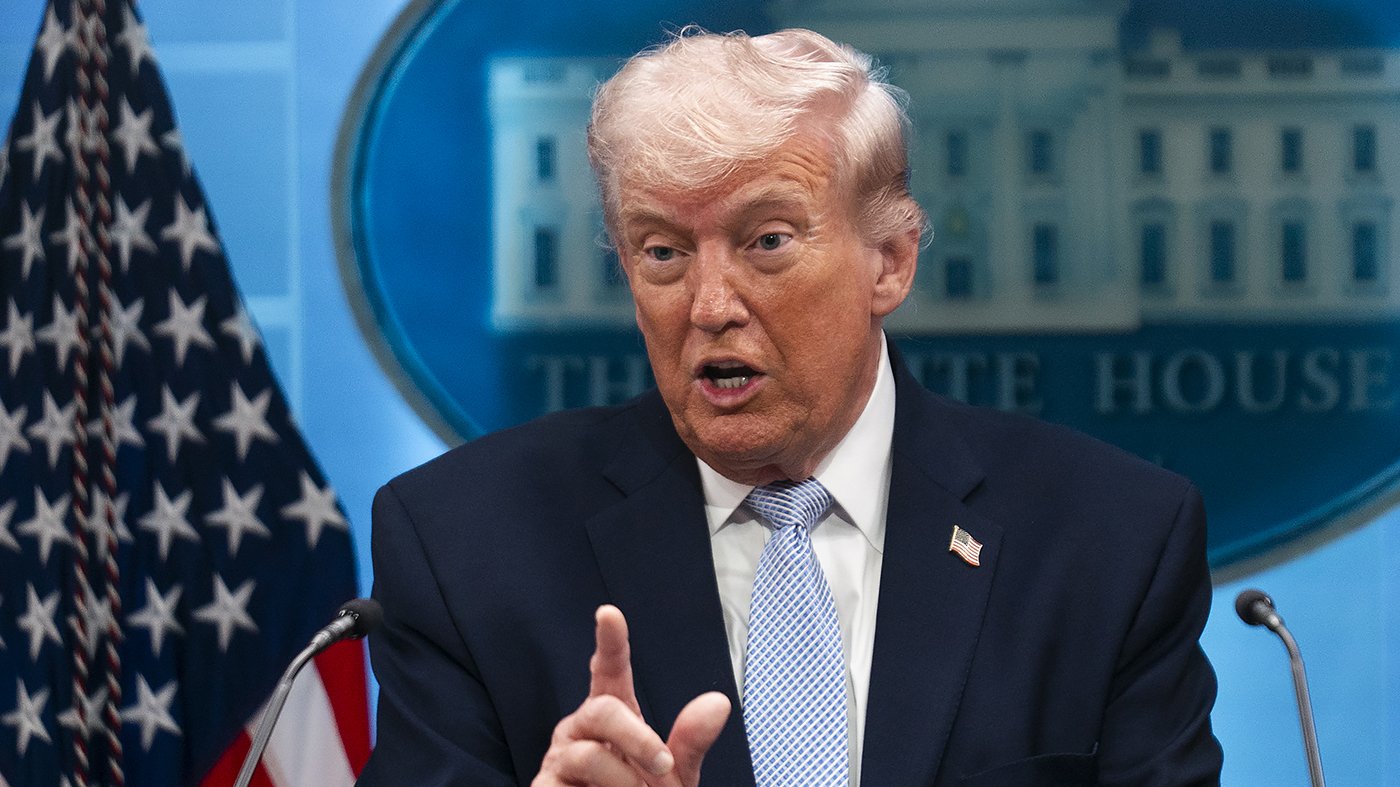 Trump Escalates Feud With Former Allies Carlson, Kelly Over Iran War Criticism