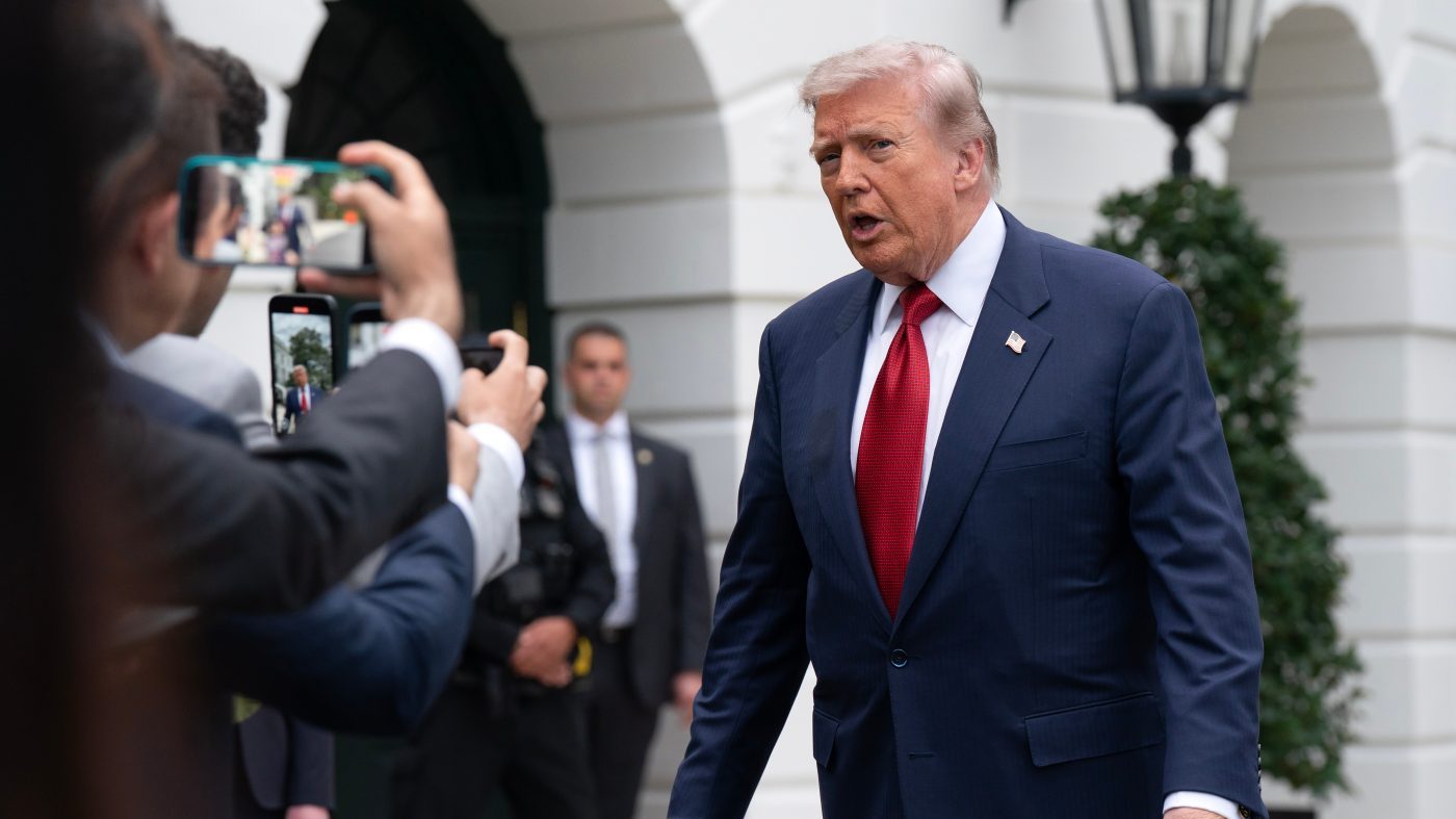 Trump Eyes Longer Ceasefire as Russia, Ukraine Halt Fighting for Victory Day