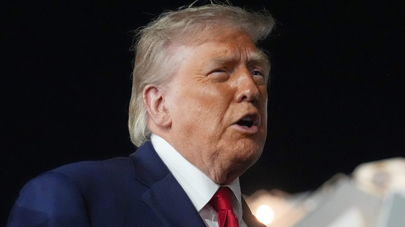 Trump Pledges Retaliation After Iran Downs US Apache Helicopter Near Strait of Hormuz