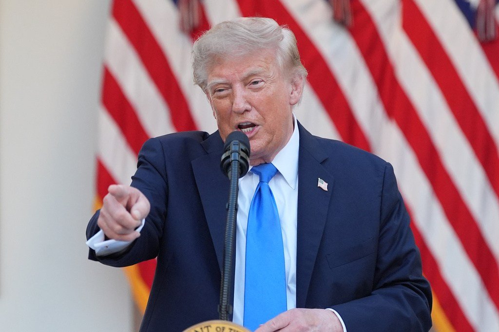 Trump's midterm dilemma: Campaign or stay put?