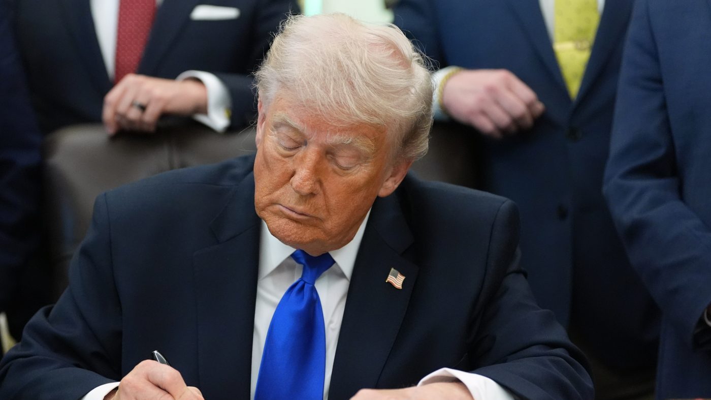 Trump Signs Executive Order Expanding Retirement Access for Uncovered Workers