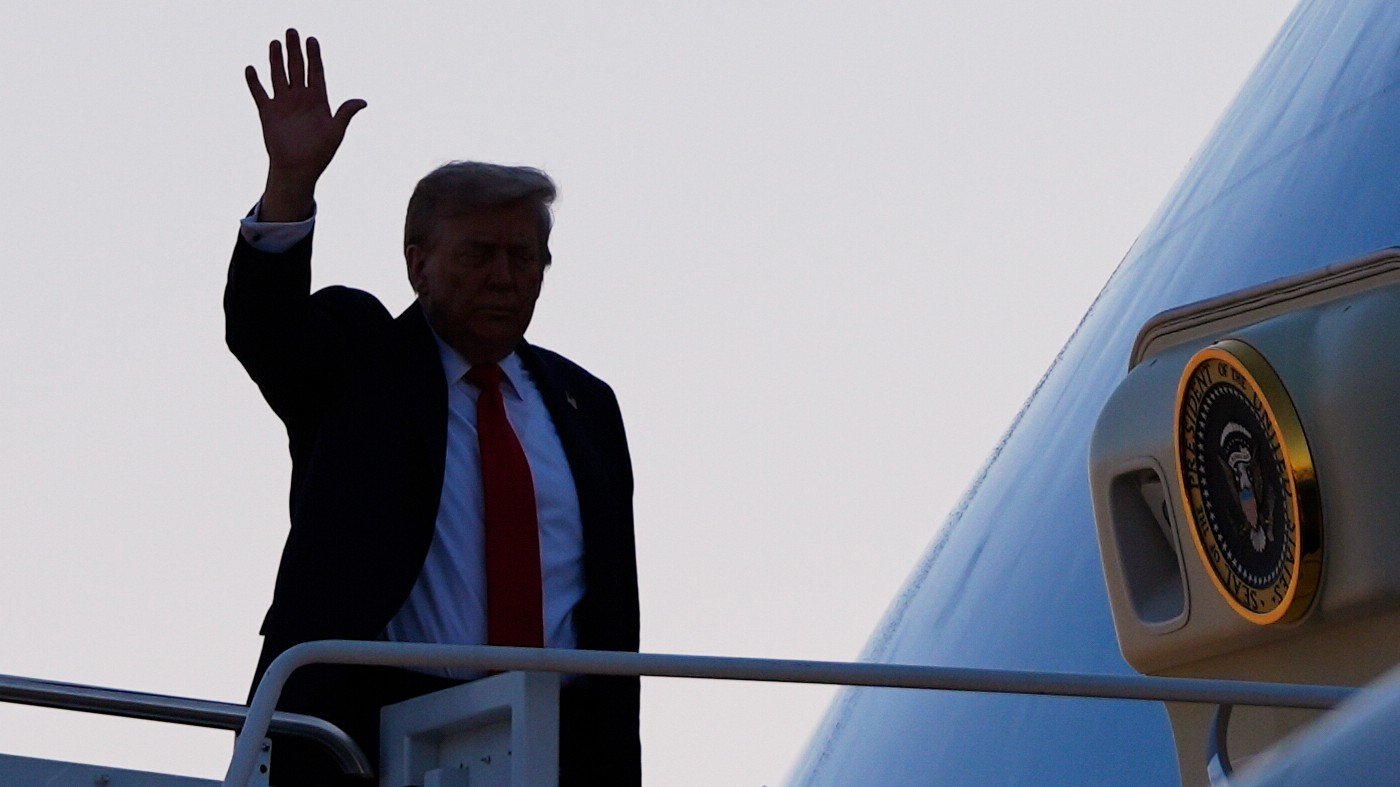 Trump Switches Planes in UK Amid Iran Threats, Jokes About Assassination