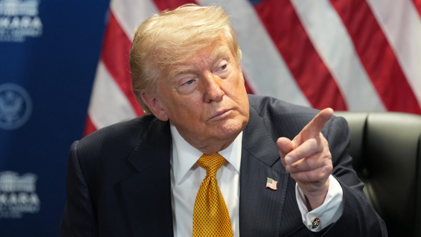 Trump Threatens Renewed Iran Strikes, Warns of Naval Blockade Return