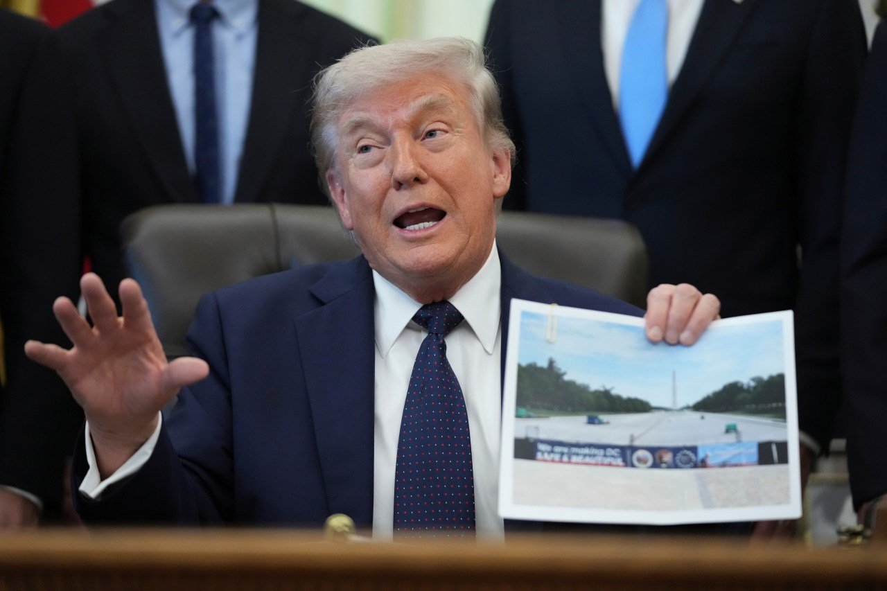 Trump Turns Lincoln Memorial Reflecting Pool Into Swimming-Style Project