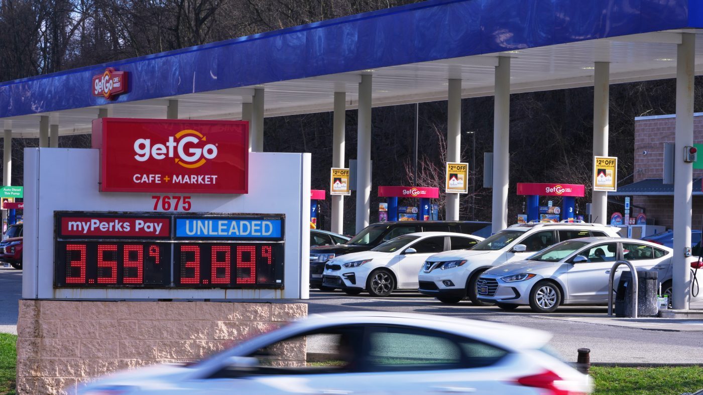 U.S. Gasoline Prices Surge $1 Per Gallon Following Iran Conflict, Strait of Hormuz Disruption