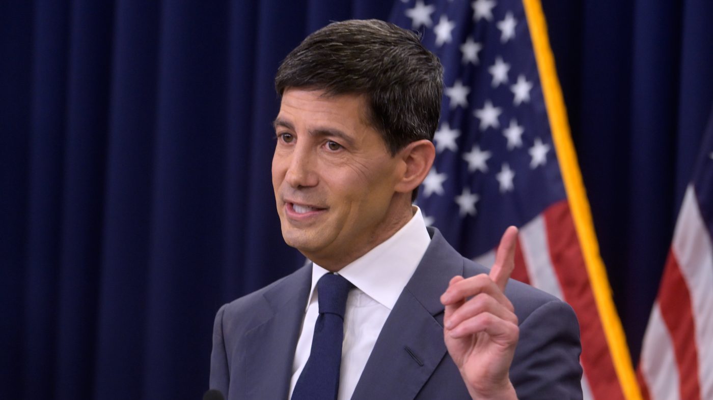 Warsh Presses Ahead With Rate Hike Amid Trump Pressure